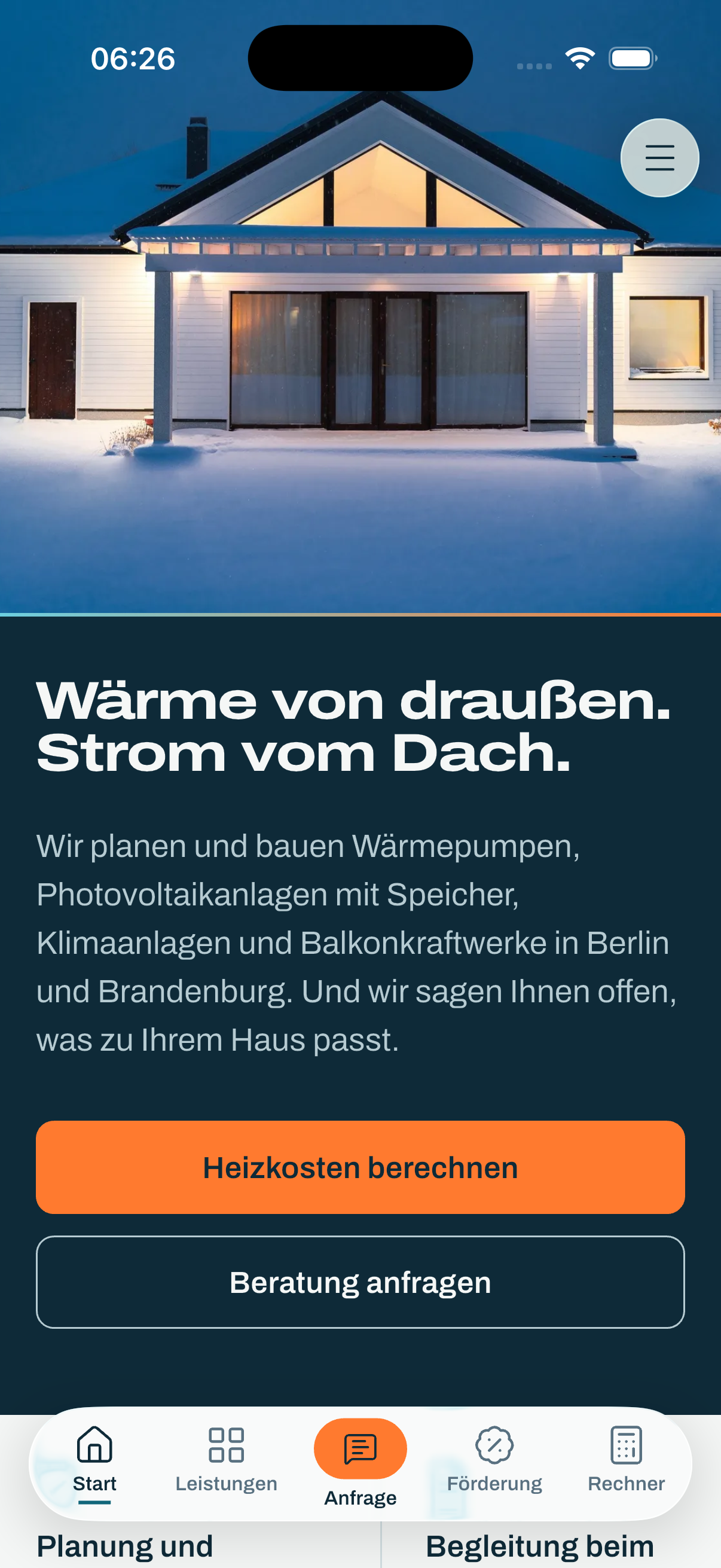 App Zukunftskurs Energie auf dem iPhone: Startseite mit beleuchtetem Haus im Schnee, Überschrift „Wärme von draußen. Strom vom Dach.“ und Tab-Leiste